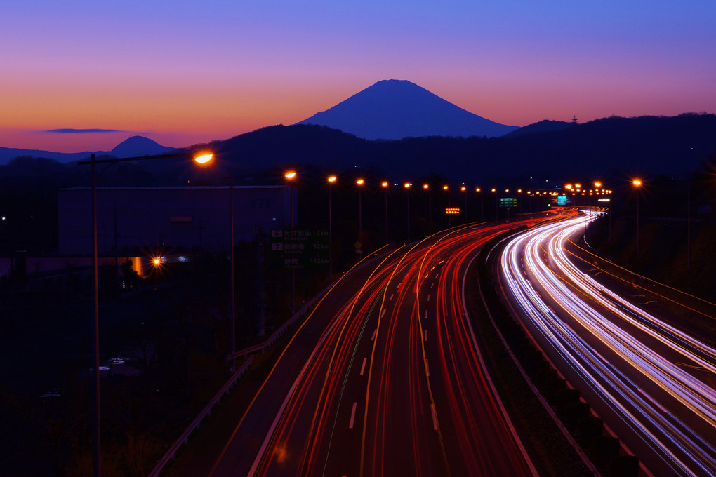 東名高速と富士山