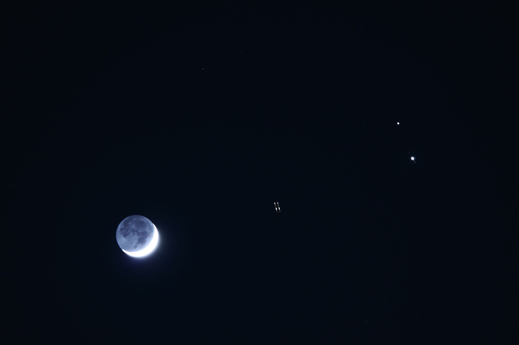 三日月と木星と土星と飛行機