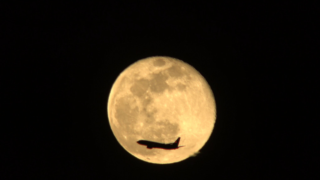 月面に旅客機が通過！