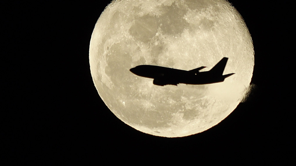 決定的瞬間！旅客機の月面通過！