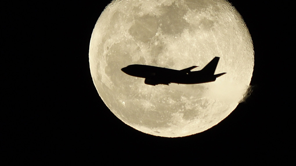 決定的瞬間！旅客機の月面通過！