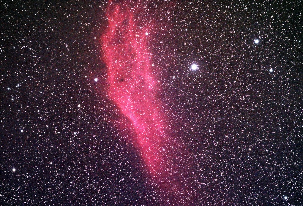 夜空に輝く赤色のカリフォルニア州～カリフォルニア星雲(NGC1499)
