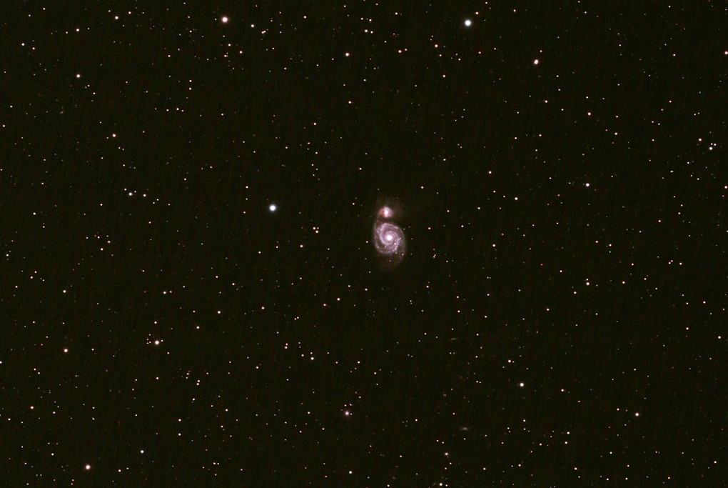 寄り添う親子～りょうけん座M51子持ち銀河