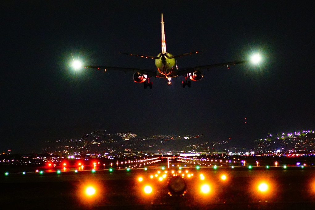 大阪伊丹空港　夜景と飛行機コラボ