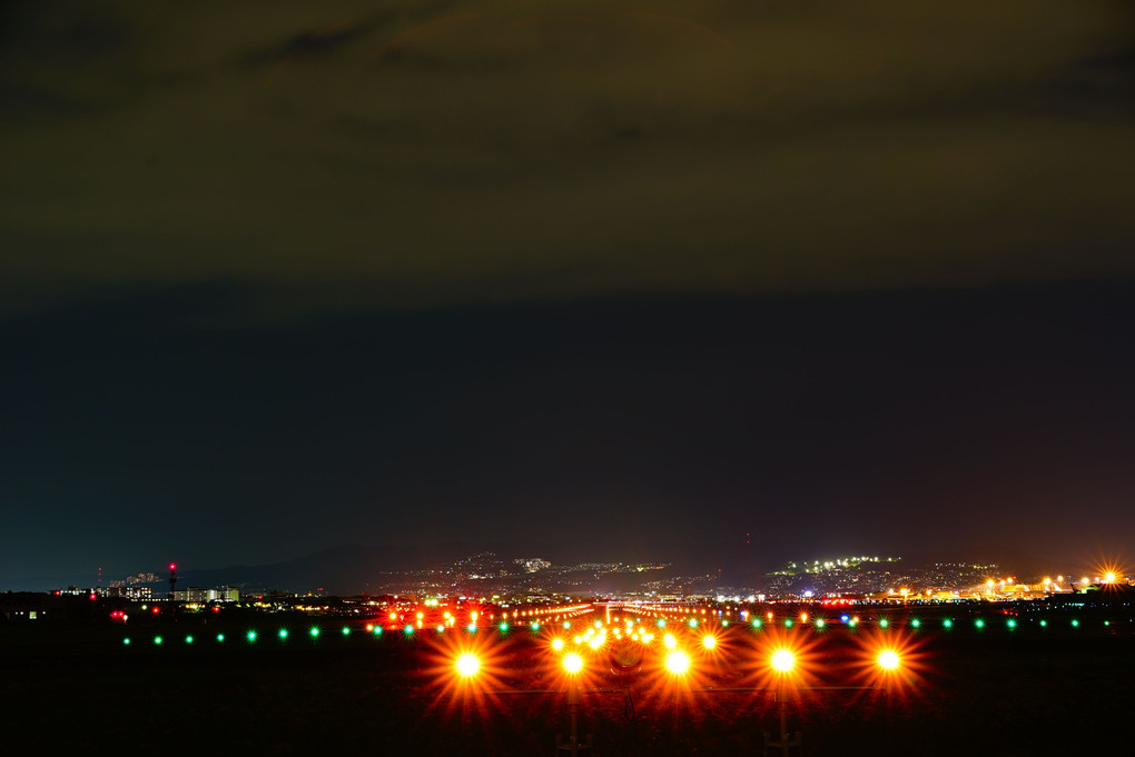 大阪伊丹空港　夜景と飛行機コラボ