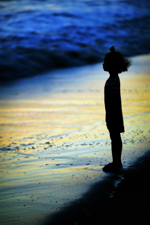 海を見つめる一人の少女