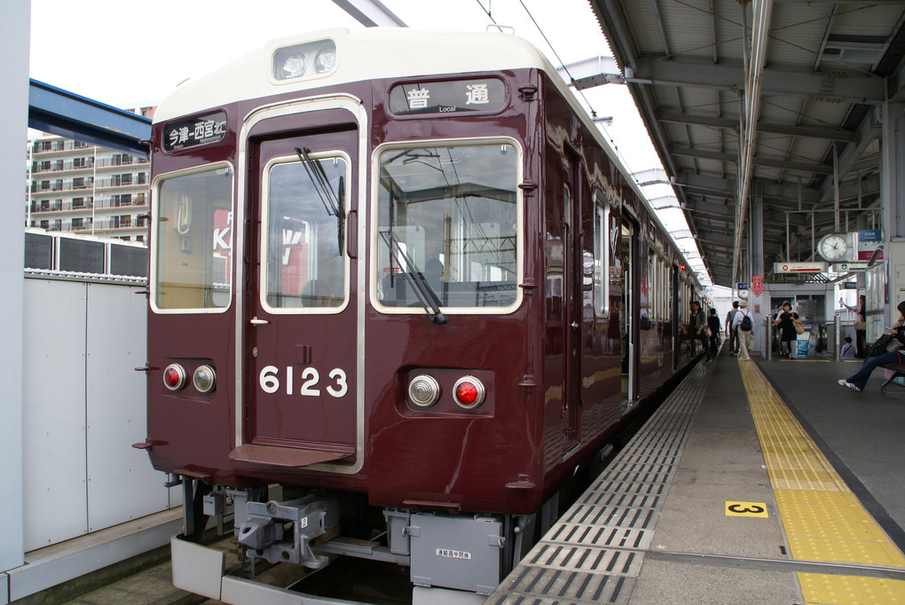早秋の日に阪急電車を撮る。