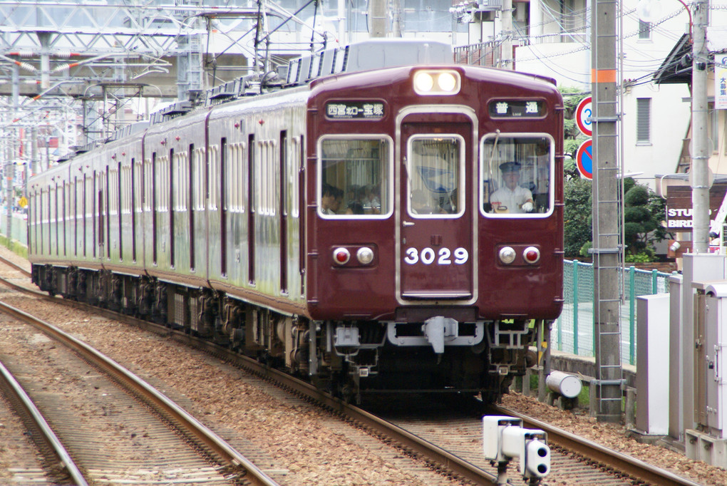 早秋の日に阪急電車を撮る。