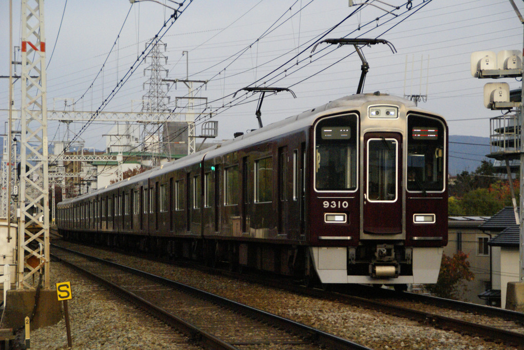 西京極駅周辺にて阪急電車を撮る。