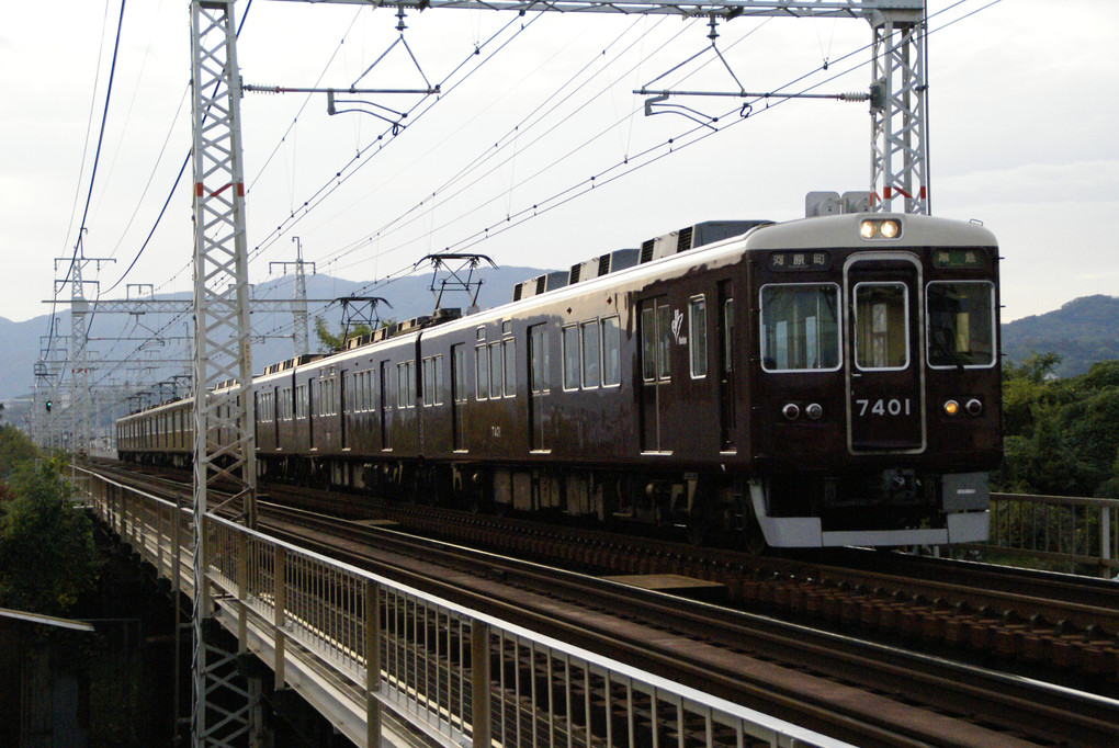 西京極駅周辺にて阪急電車を撮る。