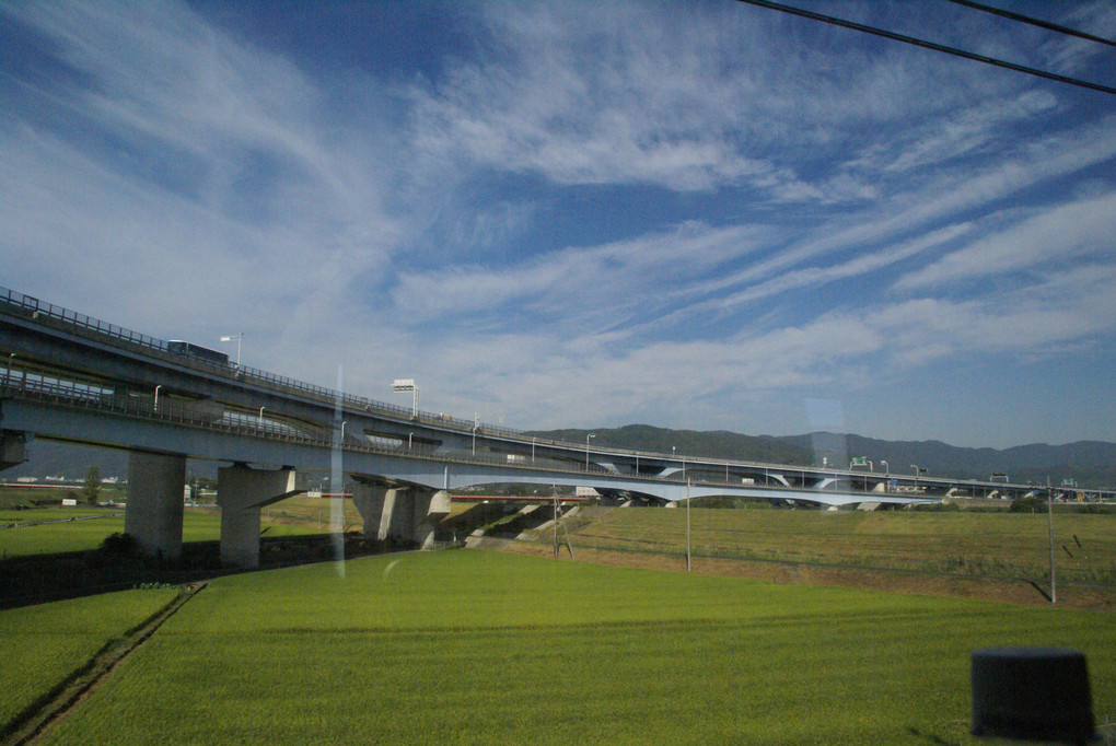 京阪の車窓から～高速道路と秋の青空～