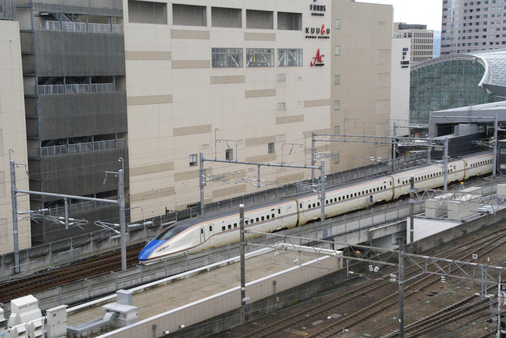 金沢の駐車場屋上にて北陸新幹線E7・W7系を撮る。