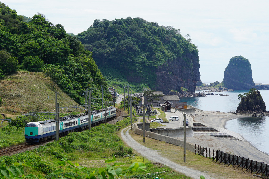 日本海沿いを走る特急いなほ