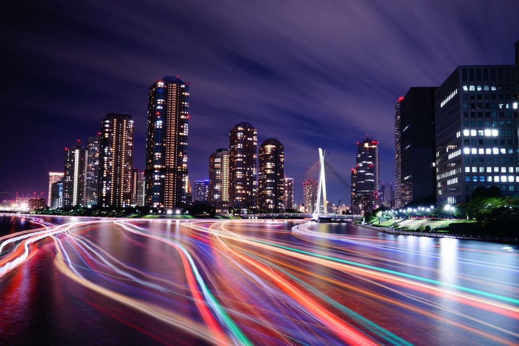 流れる雲と航跡線