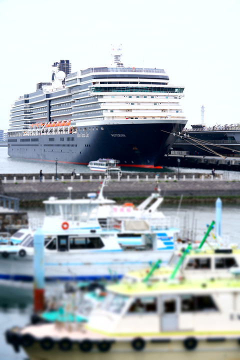大型客船が停泊する港風景