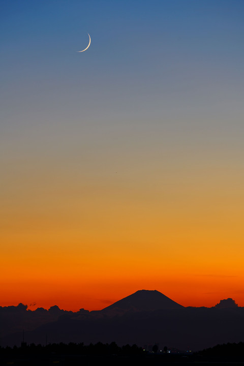 夕焼けに三日月富士