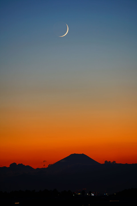 夕焼けに三日月富士