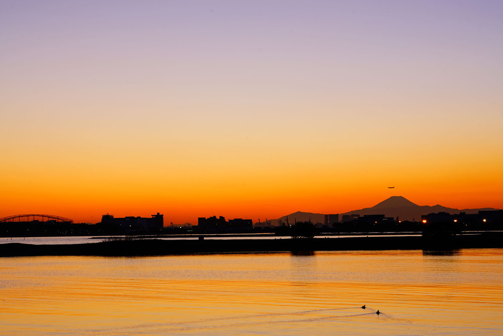 穏やかな東京湾の夕暮れ時