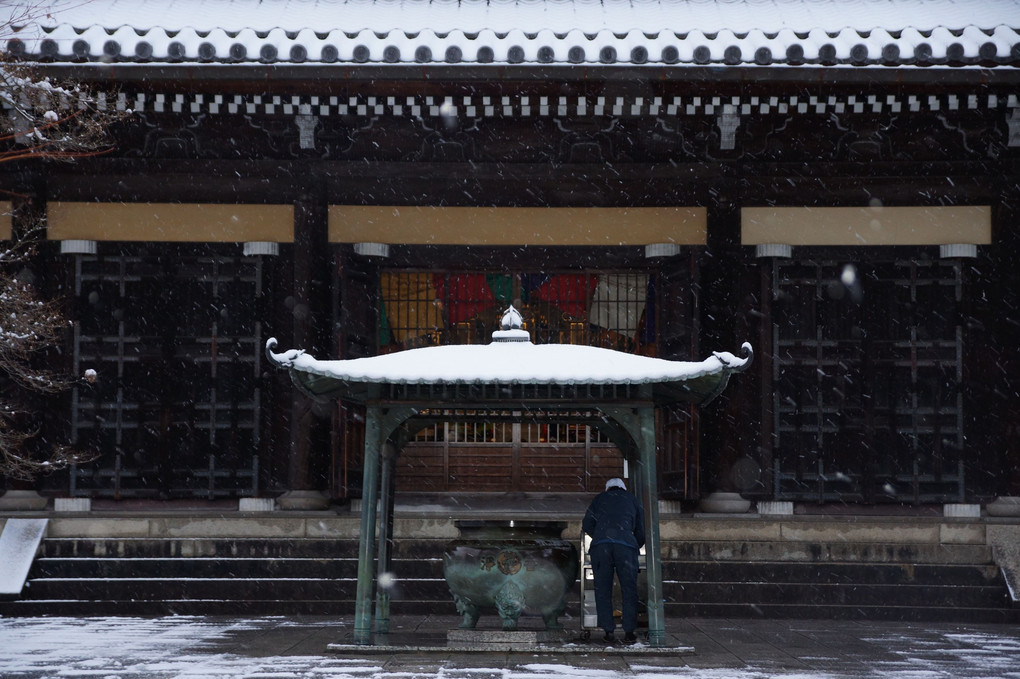 雪の南禅寺  朝支度