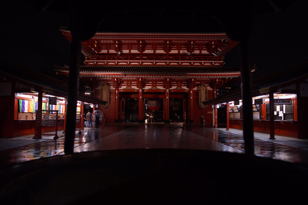 雨夜の浅草寺