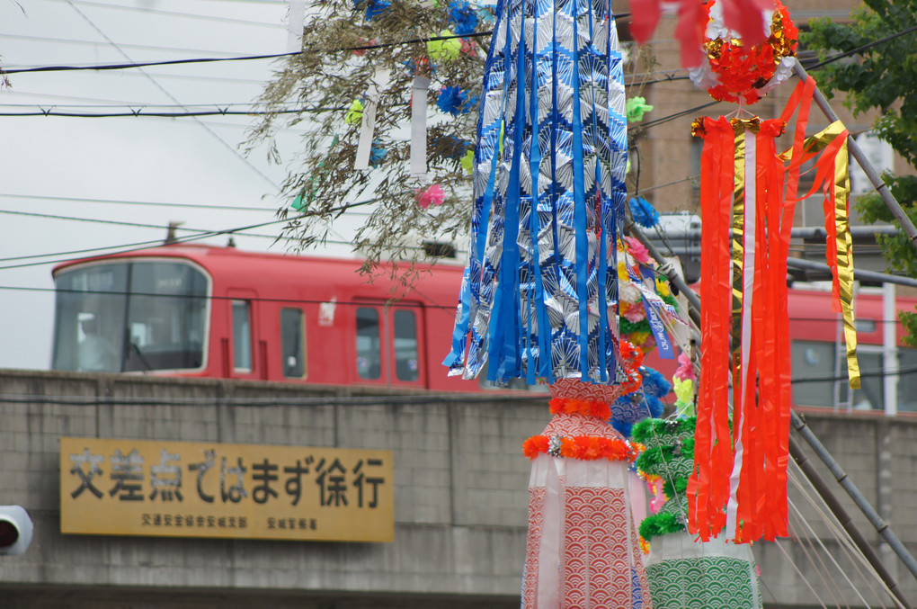 七夕飾りと赤い電車