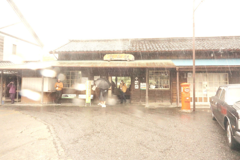 雨の中の田舎の駅