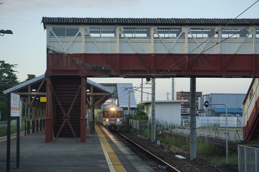 最古の跨線橋に到着する列車