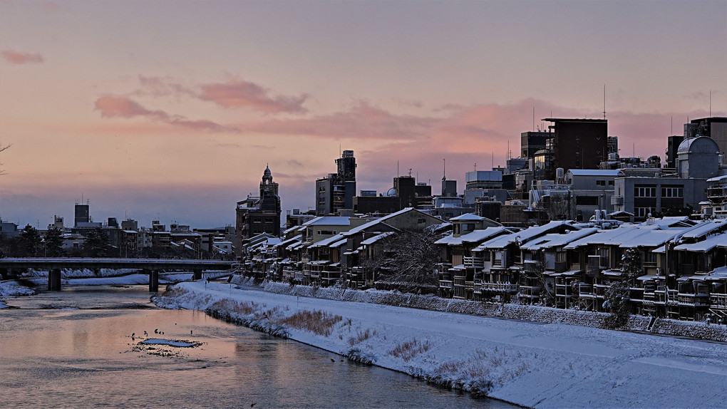 三条大橋から雪景色の先斗町と朝焼けの雲