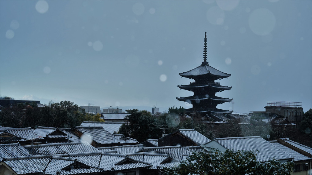 京の雪５　朝夕の八坂の塔