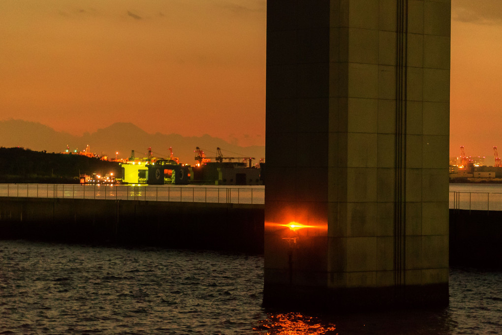 塔脚と遠くの夕景