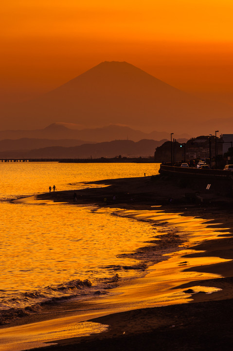 夕暮れに染まる砂浜と富士山