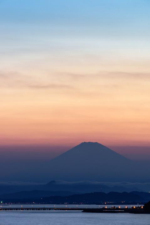 マジックアワーに染まる空と富士山