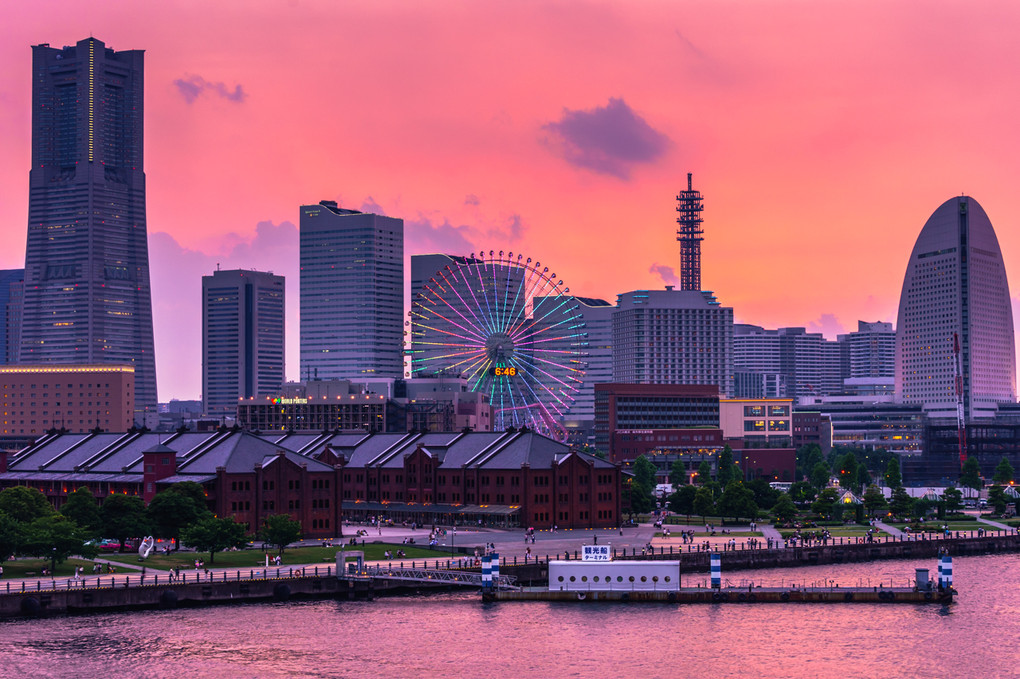 夕暮れに染まるみなとみらいと虹色の輝き