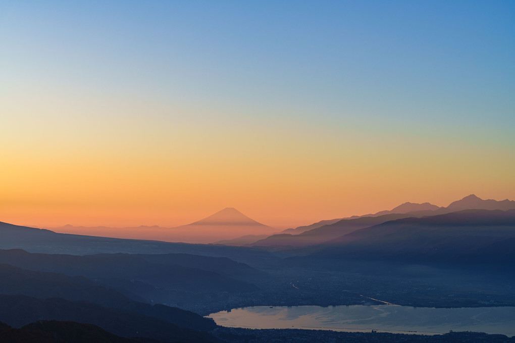 富士山と湖畔の朝 ～ 高ボッチ高原より