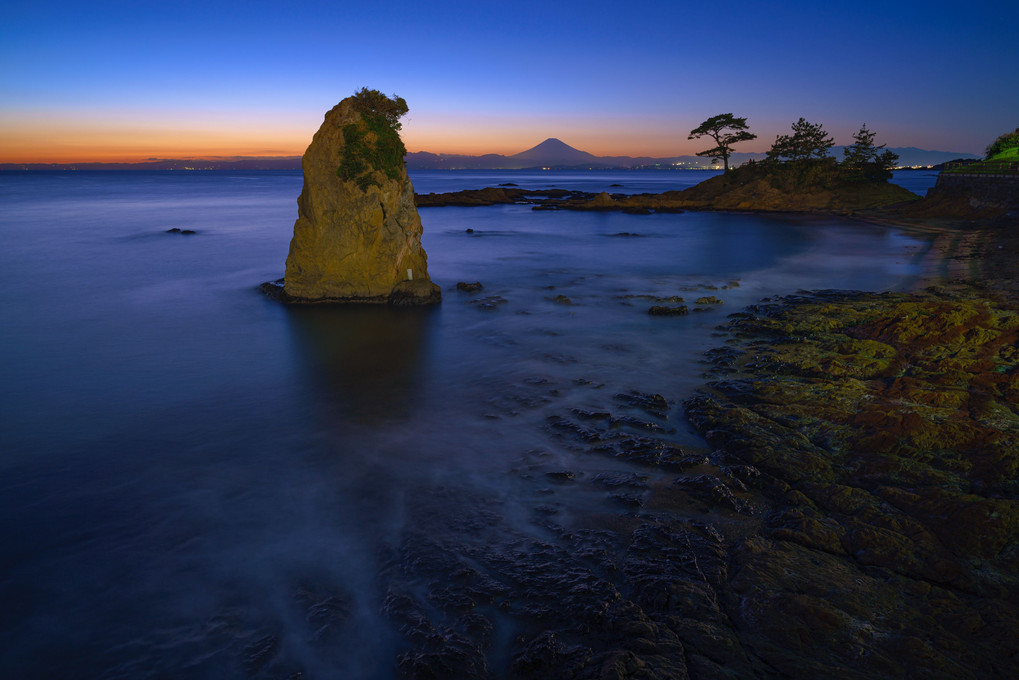夕暮れの立石と富士山