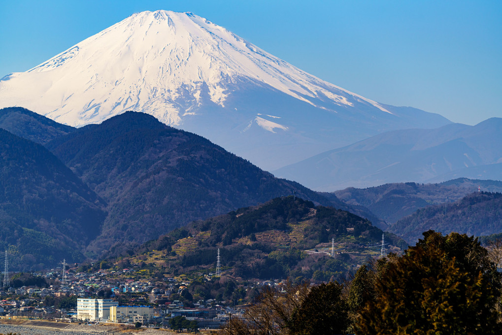 青空と冬色の富士山