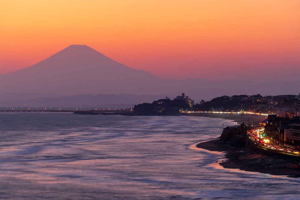 輝く海岸線と富士山