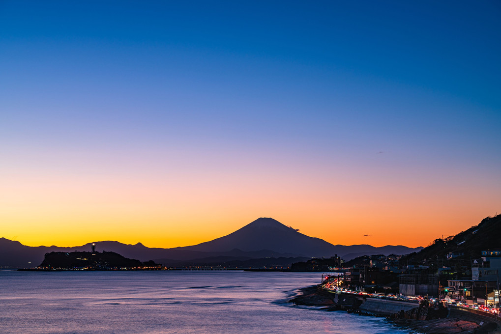 稲村ケ崎の夕暮れ ～ 富士山と江の島