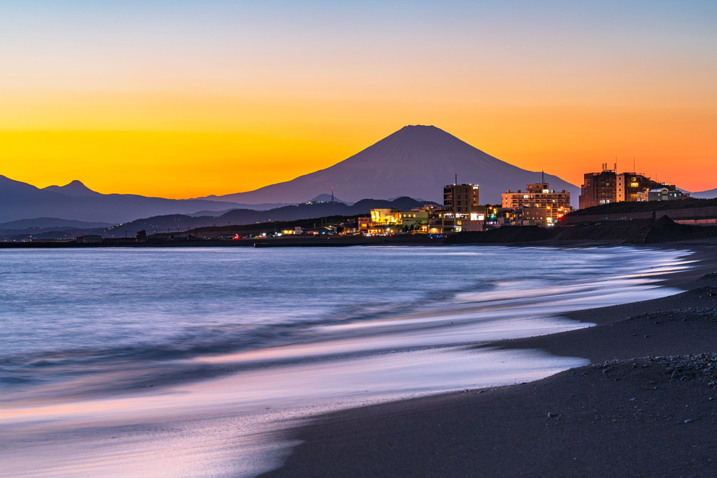 夕暮れの砂浜と富士山
