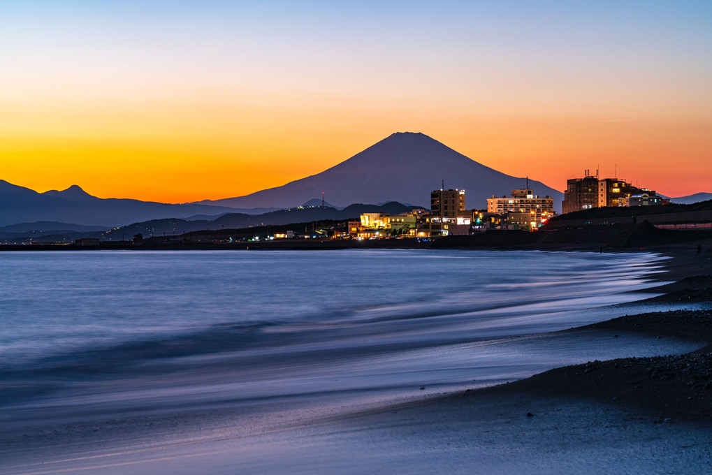 夕暮れの砂浜と富士山