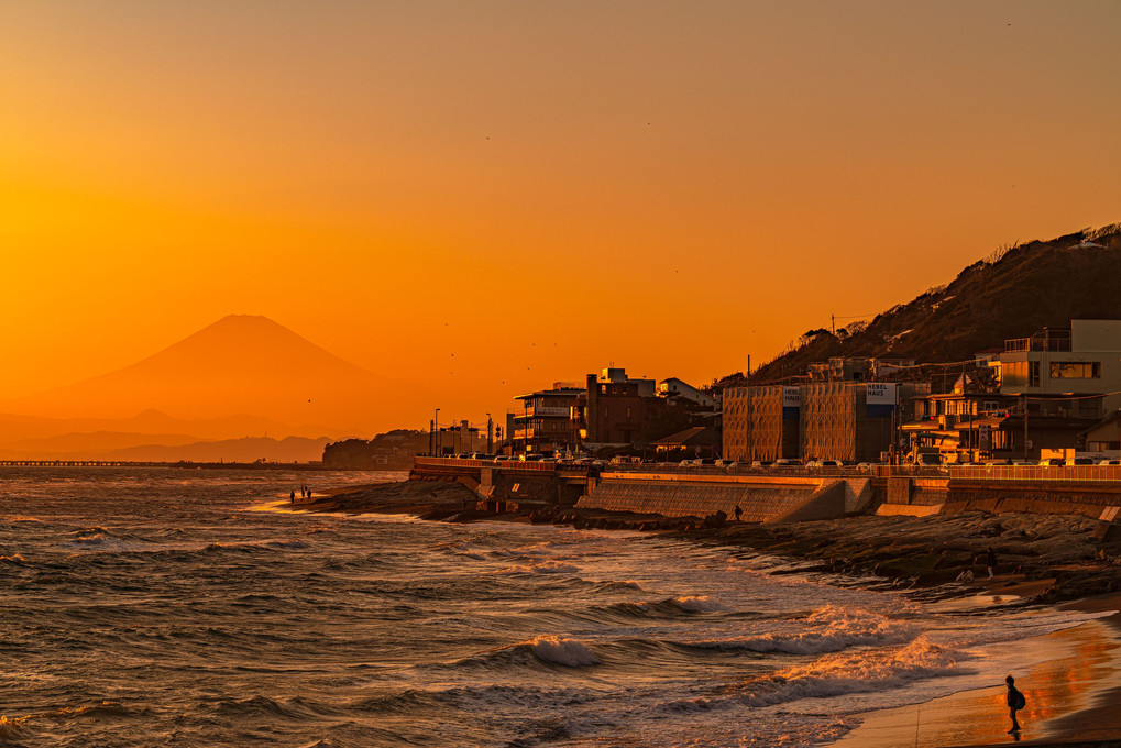 夕暮れ色の海岸と富士山