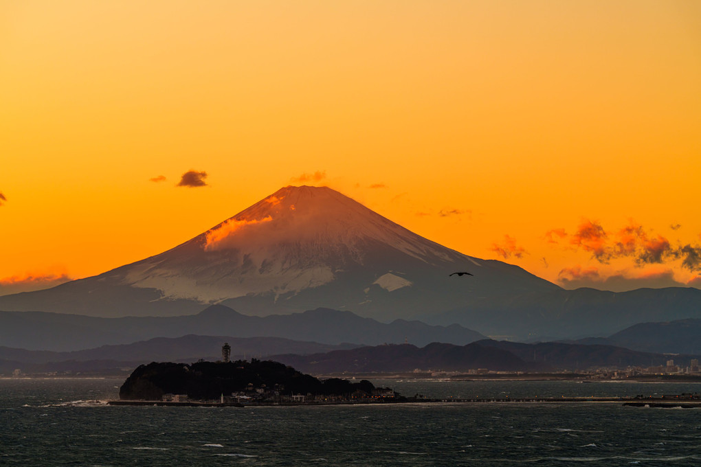 夕暮れ色に染まる富士山