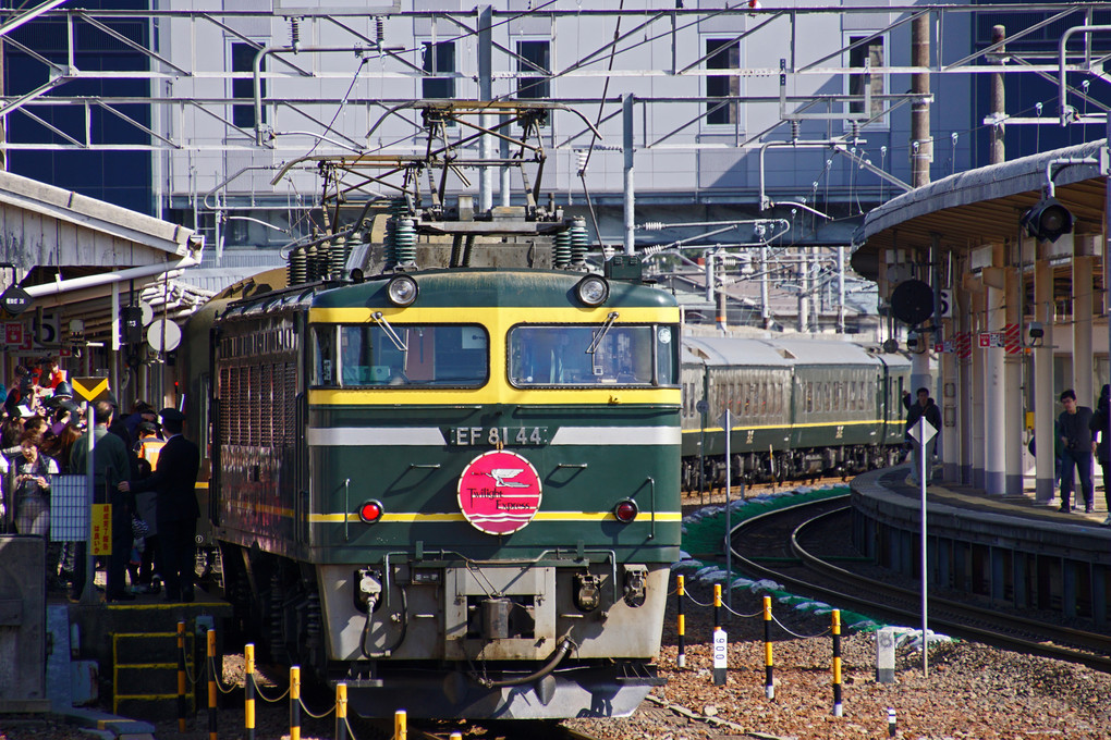 トワイライトエクスプレス機関車交換（敦賀駅）
