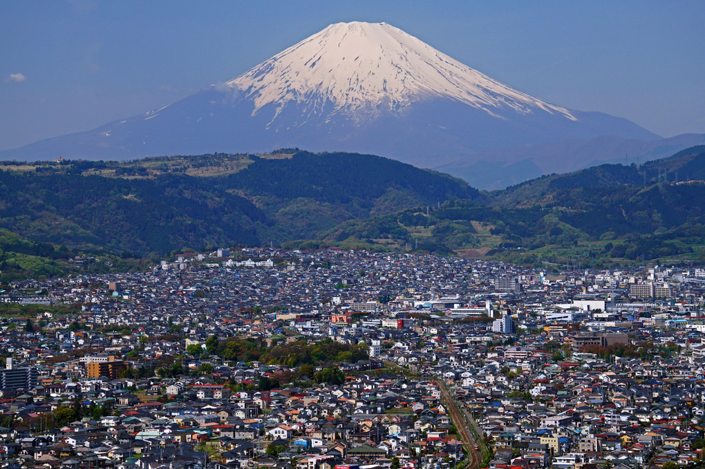 富士に見守られる盆地を行く