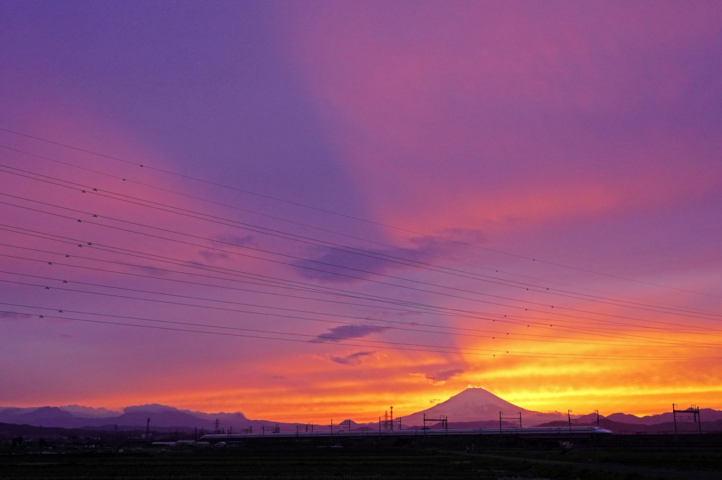 天空への富士山の影
