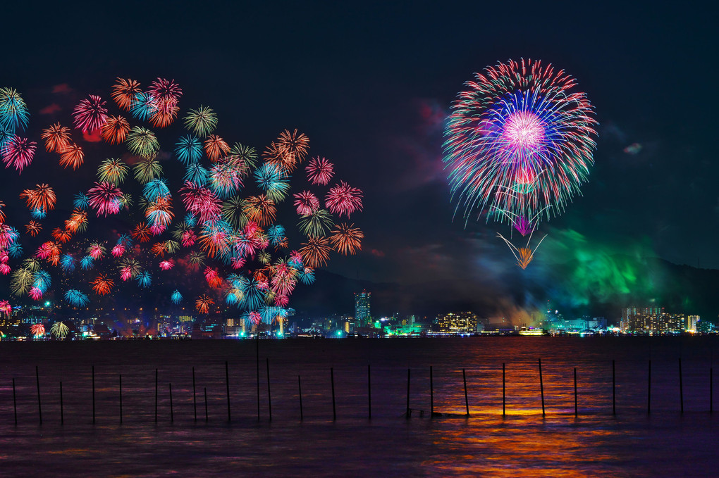 琵琶湖の夜空に華ひらく