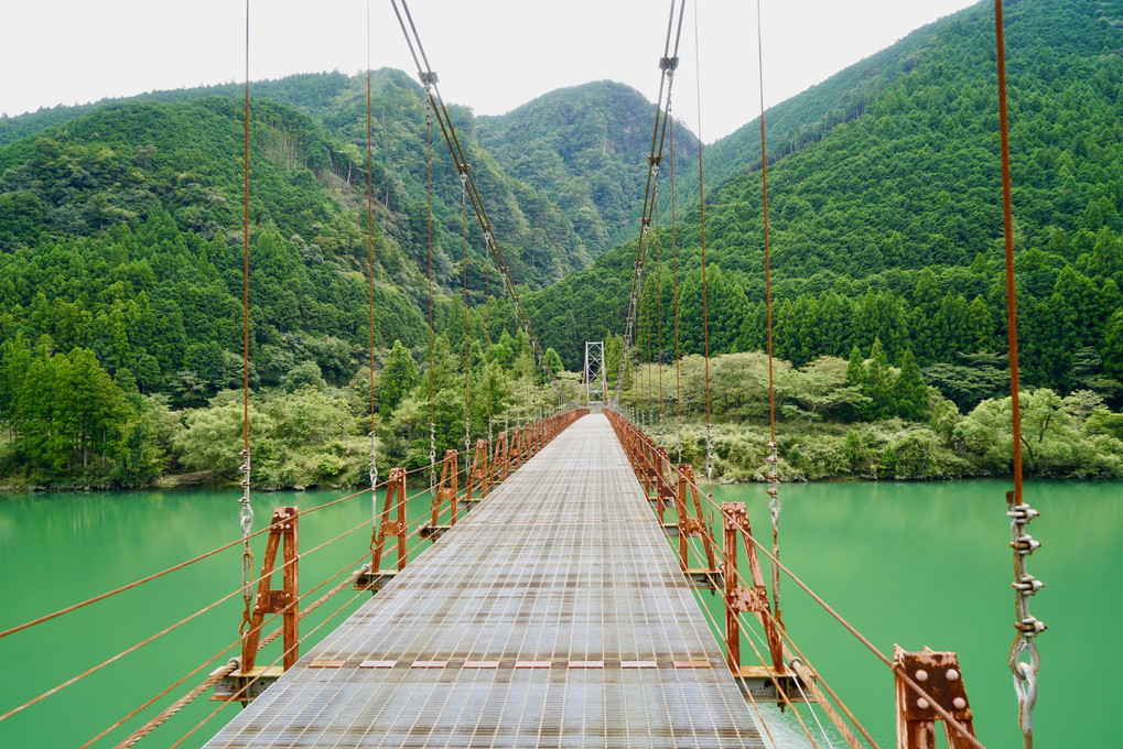 ダム湖にかかる吊り橋