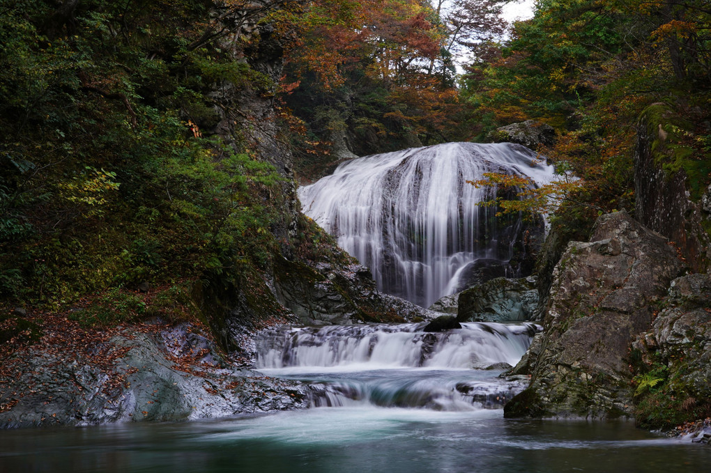 晩秋の関山大滝