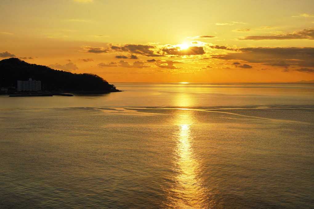 ホテルの部屋より望む夕景