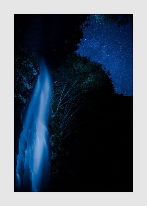 深夜の滝と星